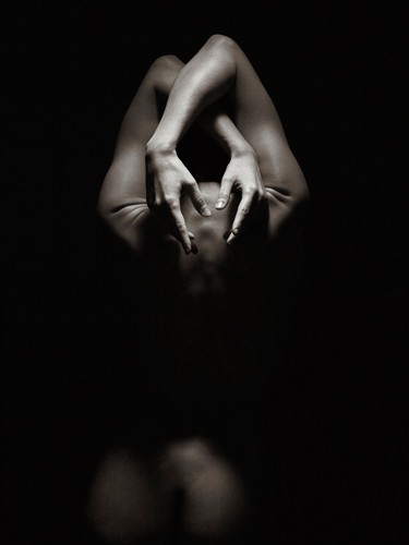 Marco Milillo, Dancing Hands II (Fotokunst, Erotik, Rückenakt, nackte Frau, People & Eros, Licht/Schatten, Schlafzimmer, schwarz / weiß, Wunschgröße)