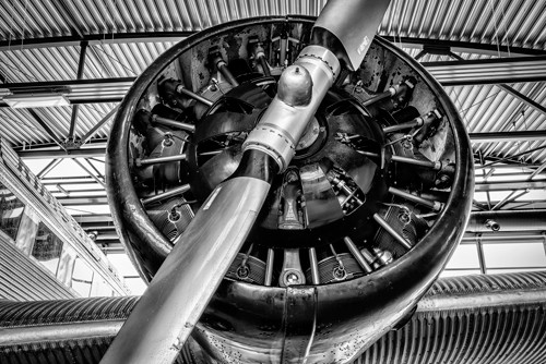 Ronin, Propellor Engine (Flugzeug, Detail, Maschinen, Technik, Propeller, glänzend, Metall, Treppenhaus, Wohnzimmer, Büro, Wunschgröße, Fotokunst, schwarz/weiß)