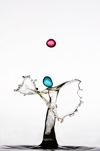 Manuel Sanchez, Bohemian Lady (Tropfen, Abstrakt, Modern, figurativ, Wassertropfen, Makro, Momentaufnahme, Fotokunst, Splash, Spritzer, Wunschgröße, Wohnzimmer, Badezimmer, Treppenhaus, bunt)