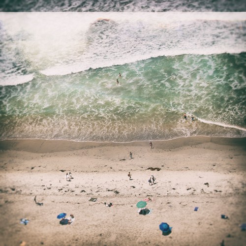 Ryan Hartson-Weddle, La Costa I (Strand, Meer, Meeresbrise, Urlaub, Strandurlaub, Welle, Vogelperspektive, Luftbild, Fotokunst, Wunschgröße, Wohnzimmer, Treppenhaus, bunt)