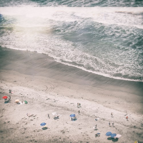 Ryan Hartson-Weddle, La Costa II (Strand, Meer, Meeresbrise, Urlaub, Strandurlaub, Welle, Vogelperspektive, Luftbild, Fotokunst, Wunschgröße, Wohnzimmer, Treppenhaus, bunt)