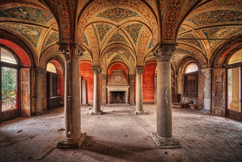 Matthias Haker, By the Fireplace (Saal, Gewölbe, Kamin, Feuerstelle, Vergänglichkeit, Erinnerung, Nostalgie, Prunk, Pracht, Vergangenheit, Gebäude / Architektur, Verfall,  Wunschgröße, Fotokunst, Modern, Wohnzimmer, Schlafzimmer, bunt)