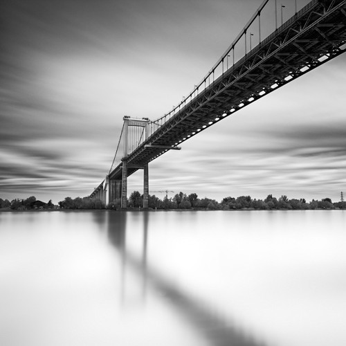 Arnaud Bertrande, Pont d´Aquitaine (Fotokunst, Modern, Fluss, Garonne, Wasseroberfläche, Horizont, Brücke, Perspektive, Untersicht, Wohnzimmer, Badezimmer, Treppenhaus, Wunschgröße, schwarz/weiß)