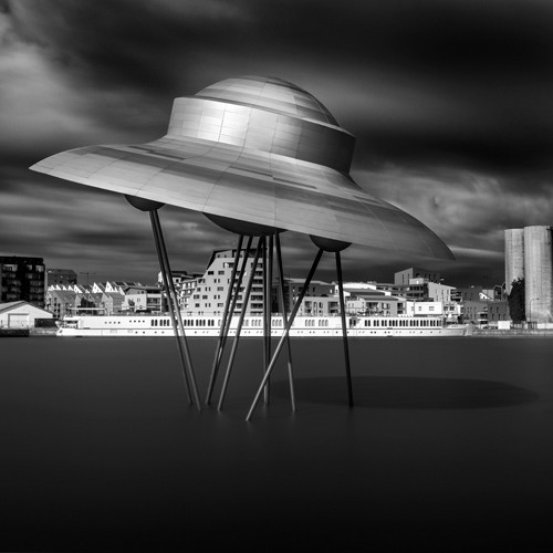 Arnaud Bertrande, Vaisseau Spatial (Fotokunst, Architektur, futuristisch, Raumschiff, fliegende Untertasse, modern, Himmel, dramatisch, Wunschgröße, Büro, Wohnzimmer, schwarz/weiß)