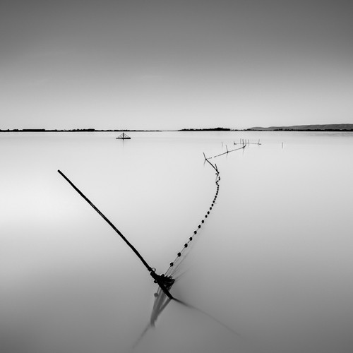 Arnaud Bertrande, Serpentin (Fotokunst, Landschaftsfotografie, Meer, Horizont, Fischernetz,  Wunschgröße, Wohnzimmer, schwarz/weiß)