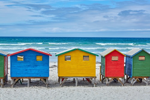 Peter Hillert, Beach Houses II (Meer, Strand, Strandhäuser, Horizont, Himmel, Meeresbrise, Landschaften, Fotokunst, Wohnzimmer, Wunschgröße, bunt)