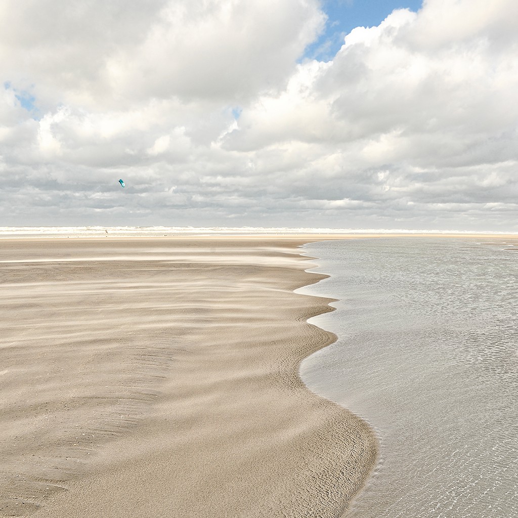 Georges-Félix Cohen, En solitutde (Meeresbrise, Meer, Ruhe, Weite, Strand, Sand, Wolken,  Horizont, Urlaub, Erholung, Badezimmer, Treppenhaus, Arztpraxis, Wunschgröße, Fotografie, bunt)