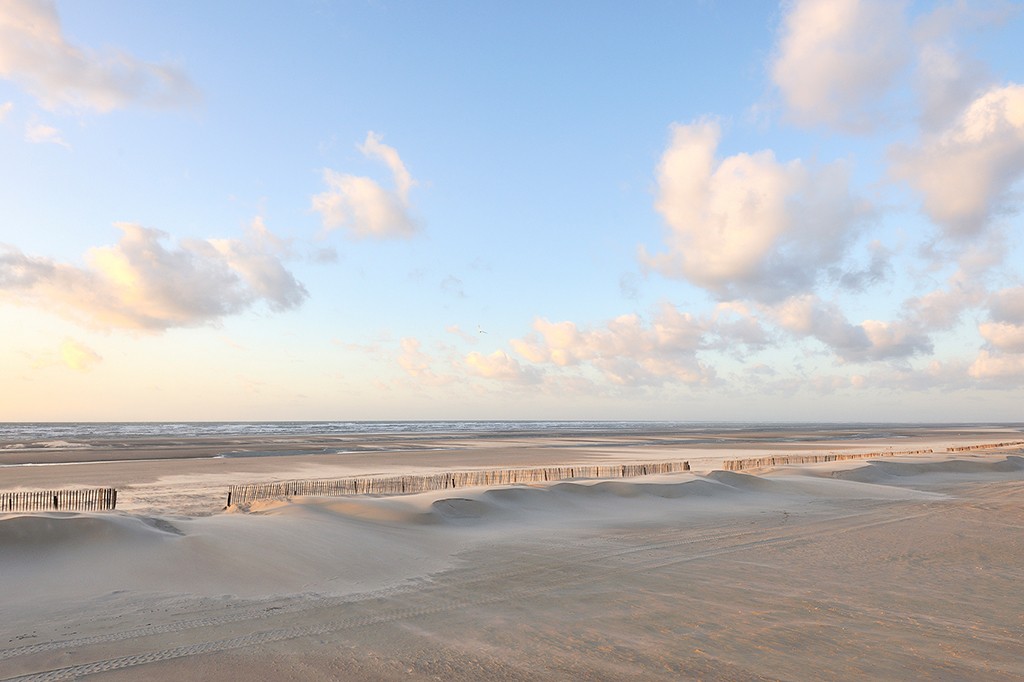 Georges-Félix Cohen, Seuls au monde III (Meeresbrise, Meer, Ruhe, Strand, Sand, Horizont, Urlaub, Erholung, Badezimmer, Treppenhaus, Arztpraxis, Wunschgröße, Fotografie, bunt)