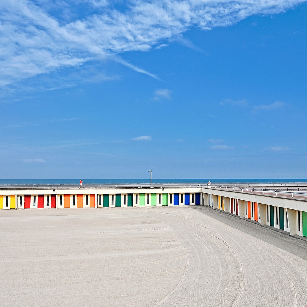 Georges-Félix Cohen, Cabanes colorées II (Meeresbrise, Meer, Gebäude, Umkleidekabinen, Strand, Sand, Horizont, Urlaub, Erholung, Badezimmer, Treppenhaus, Arztpraxis, Wunschgröße, Fotografie, bunt)