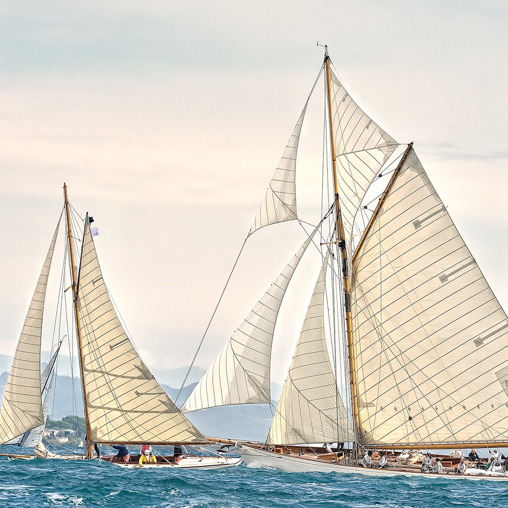Georges-Félix Cohen, Windy II (Meeresbrise, Meer, Segelboot, Wassersport, Segel, Abenteuer,   Regatta, Wind, Badezimmer, Treppenhaus, Wunschgröße, Fotografie, bunt)