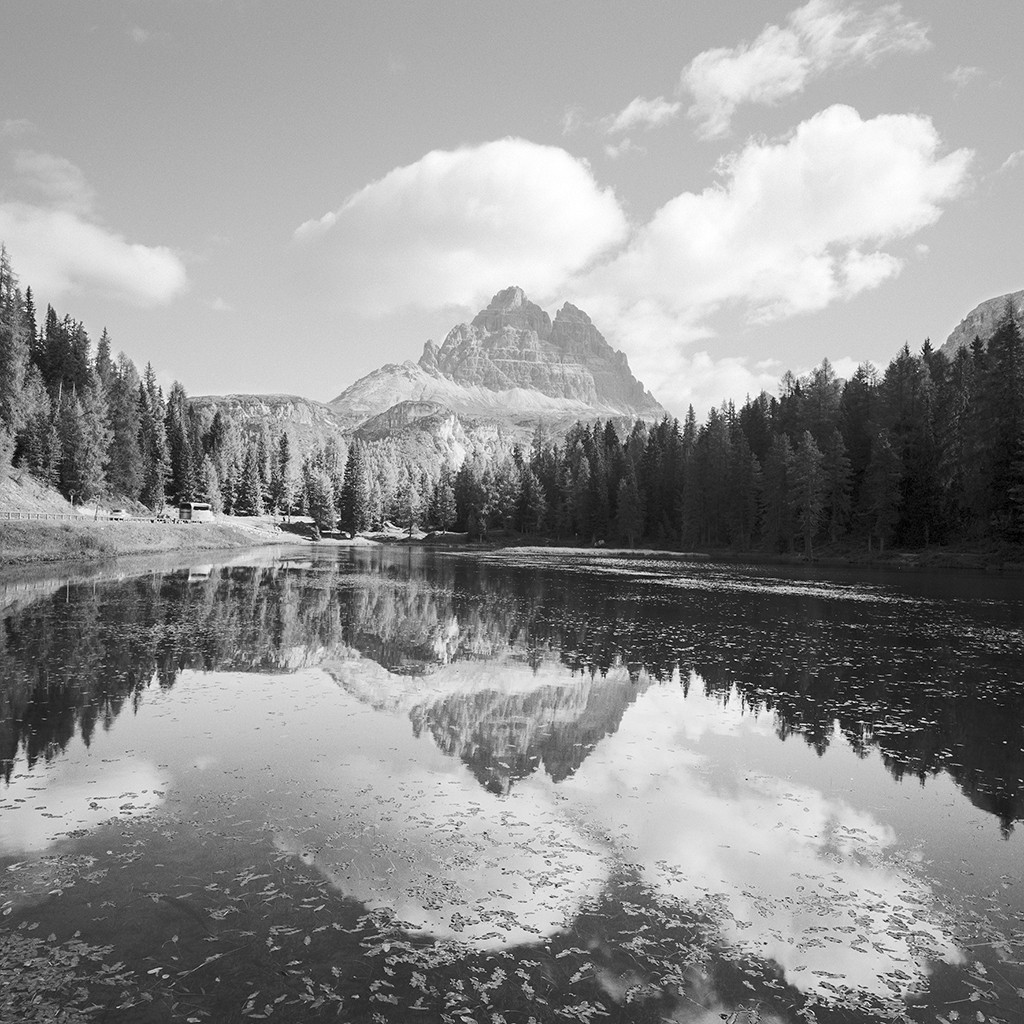 Dave Butcher, Italy Dolomites Cortin Lago Antorno (Wunschgröße, Gebirge, Landschaftsfotografie, Dolomiten, Berge, Gipfel,  Bergsee, Spiegelungen, Bergzinnen, Italien, Treppenhaus, Wohnzimmer, schwarz/weiß)