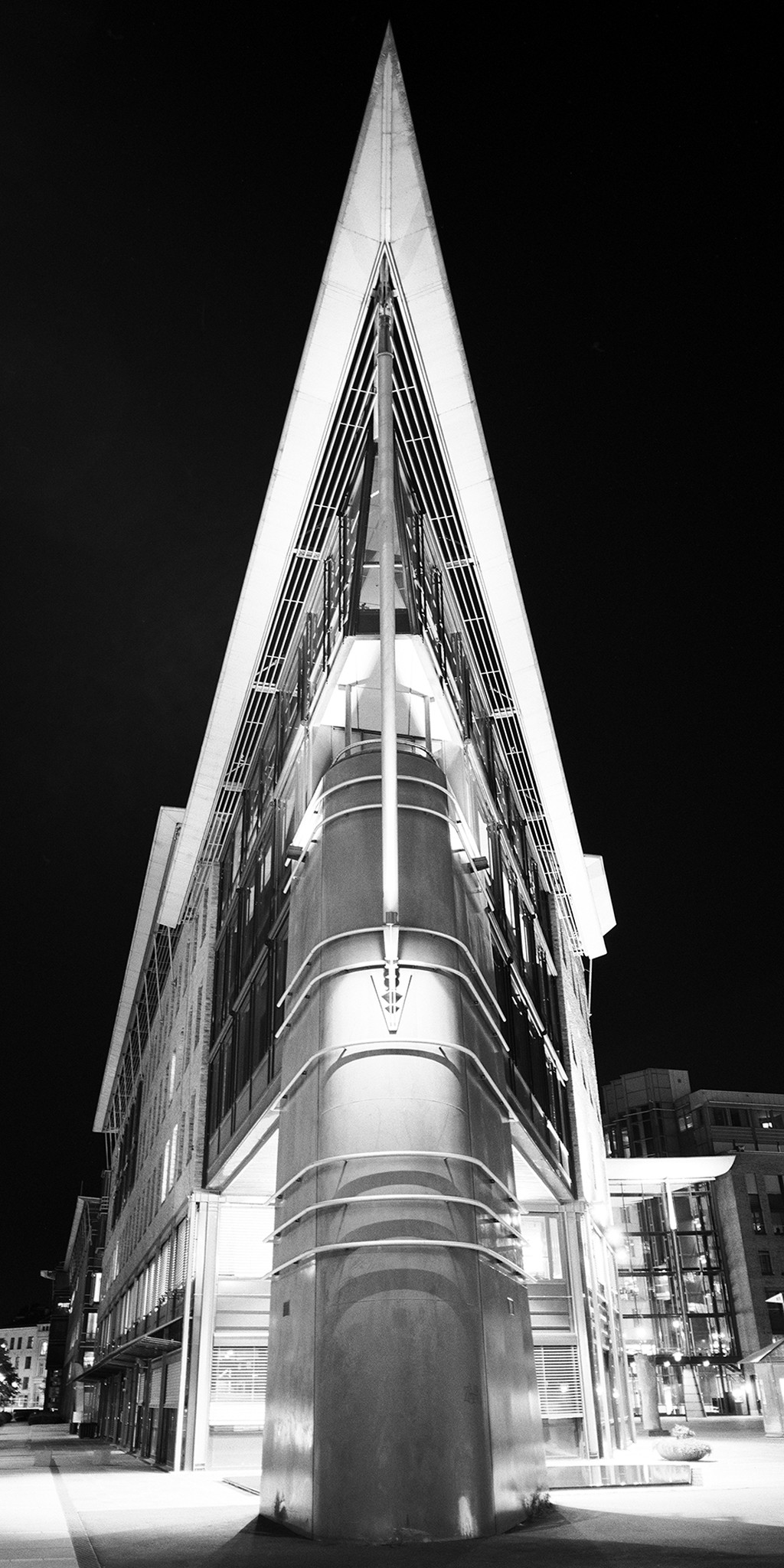 Dave Butcher, Norway Oslo Aker Brygge Building (Wunschgröße, Fotokunst, Städte, Oslo, Architektur, modern,  Abendszene, Beleuchtung, Norwegen,  Wohnzimmer, Treppenhaus, schwarz/weiß)