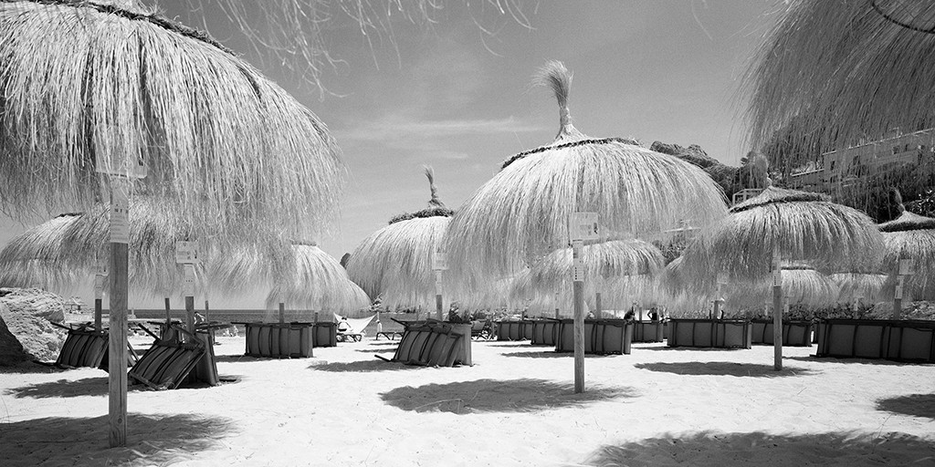 Dave Butcher, Mallorca (Wunschgröße, Fotokunst,  Strand, Sonnenschirme, Mallorca, Urlaub, Wohnzimmer, Treppenhaus, schwarz/weiß)