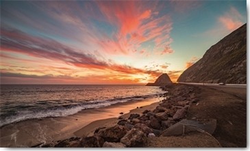 Tom Lichtenwalter, Coastlines (Meer, Strand, Küste, Kiesel, Steine, Sonnenuntergang, Fotografie, Wohnzimmer, Arztpraxis, Treppenhaus, Wunschgröße, bunt)