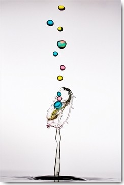 Manuel Sanchez, Bubble Cascada (Tropfen, Abstrakt, Modern, Wassertropfen, Makro, Momentaufnahme, Fotokunst, Splash, Spritzer, Wunschgröße, Wohnzimmer, Badezimmer, Treppenhaus, bunt)