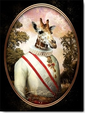 André Sanchez, Kaiser Gina (Giraffe, Giraffenkopf, menschlicher Körper, barocke Mode, Halskrause, Antropomorphismus, kurios, Mischwesen, Wohnzimmer, Treppenhaus, Wunschgröße, bunt)