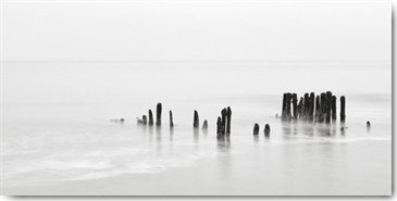 Uwe Steger, North Sea III (Meer, Holzbohlen, Meeresbrise, Nordsee, Nebel, Dunst, diffus, mystisch, Fotokunst, Wohnzimmer,  Treppenhaus, Wunschgröße, schwarz/weiß)
