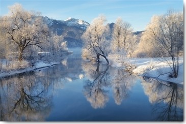 Uwe Steger, Winterland (Bäume, Fluss, Sonnenlicht, Spiegelungen, Raureif,  Äste, Schnee, Winter, Natur, Einsamkeit, Stille, Diffus, Dunst, Nebel, Fotokunst, Wohnzimmer,  Treppenhaus, Wunschgröße, bunt)