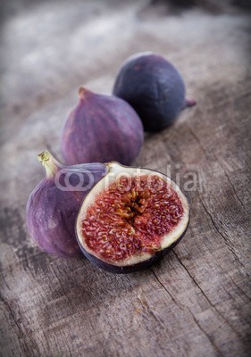 Jag_cz, Figs on wooden table (herbst, hintergrund, schÃ¶ner, blau, schlieÃŸen, close-up, bunt, schnitt, nachspeise, details, diÃ¤t, feeds, exotisch, feigen, focus, essen, frisch, frische, obst, gruppe, halb, gesundheit, gesund, zutaten, saftiges, lebensstil, natÃ¼rlich, natur, lila, r)