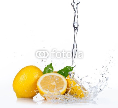 Jag_cz, Fresh lemons with water splash, isolated on white background (Wunschgröße, Fotokunst, Früchte, Obst, Zitrusfrüchte, Zitronen, Zitronenstücke, Wasserstrahl, Wasserspritzer,  Frische, Erfrischung, belebend, Küche, Gastronomie, Bistro, weiß / gelb)