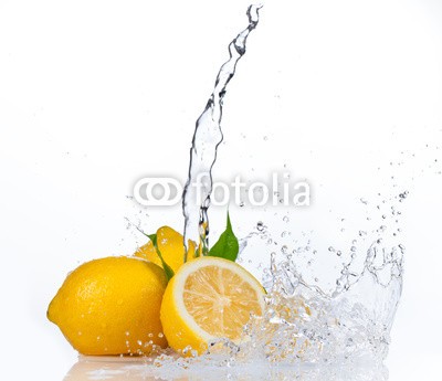 Jag_cz, Fresh lemons with water splash, isolated on white background (Wunschgröße, Fotokunst, Früchte, Obst, Zitrusfrüchte, Zitronen, Zitronenstücke, Wasserstrahl, Wasserspritzer,  Frische, Erfrischung, belebend, Küche, Gastronomie, Bistro, gelb / weiß)