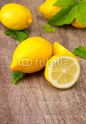 Jag_cz, Fresh lemons (ackerbau, bio, zitrusgewÃ¤chs, close-up, close-up, verfÃ¤rbt, kochen, schnitt, diÃ¤t, abnehmen, entladen, essen, frisch, obst, voll, grÃ¼n, ernten, gesund, gesunde ernÃ¤hrung, haufen, horizontale, zutaten, saft, saftiges, leaf, zitrone, limonade, mittelme)