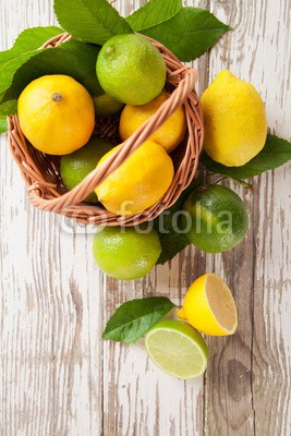 Jag_cz, Fresh lemons (close-up, kochen, ackerbau, oberteil, kalk, bio, diÃ¤t, haufen, zitrone, close-up, zitrusgewÃ¤chs, grÃ¼n, abnehmen, horizontale, voll, verfÃ¤rbt, entladen, schnitt, leaf, reif, organisch, gesunde ernÃ¤hrung, holz, vegetarisch, tisch, slice, gesund, frisc)