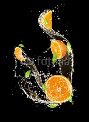 Jag_cz, Oranges in water splash, isolated on black background (Wunschgröße, Fotokunst, Früchte, Obst, Zitrusfrüchte, Orangen, Orangenstücke, Wasserstrahl, Wasserspritzer,  Frische, Erfrischung, belebend, Küche, Gastronomie, Bistro, schwarz / orange)