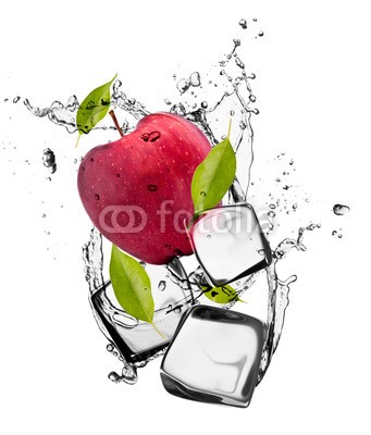 Jag_cz, Red apple with ice cubes, isolated on white background (Ã¤pfel, blase, klar, kalt, verfÃ¤rbt, kÃ¼hl, wÃ¼rfel, diÃ¤t, trinken, entladen, flieÃŸen, essen, frisch, frische, gefroren, obst, grÃ¼n, gesund, eis, isoliert, leaf, licht, flÃ¼ssigkeit, schmelzend, objekt, himbeeren, rot, besinnung, erfrischend, kÃ¼hle)