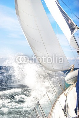 Jan Schuler, Segelboot im Sturm (welle, wind, sturm, meer, brecher, bogen, boot, gefahr, gischt, mittelmeer, orkan, schiff, see, segel, segelboot, segelschiff, bogen, wasser, weiß, adria, kroatien, segelsport, segelsport, platsch, gewitter, weiß, weiß, windig, blau, himmel, wasserspor)