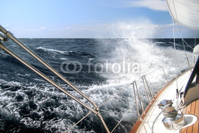 Jan Schuler, Segeln im Sturm (segelboot, segelschiff, meer, mistral, mittelmeer, bora, gischt, leine, geländer, seil, sturm, seil, wasser, welle, wind, yacht, adria, kroatien, schräge, segelsport, platsch, stampfen, yacht, windig, rahe, ozean, wassersport, sport, sportlic)