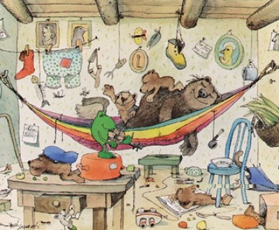 Janosch, Bären Familie (Modern, Kinderwelten, Illustration, Zeichnung, Bär, Frosch, Hängematte, Wäsche, Chaos, Innenraum, Kinderzimmer, Treppenhaus, bunt)