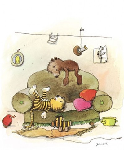 Janosch, Mittagsruhe (Modern, Kinderwelten, Illustration, Zeichnung, Bär, Tiger, Tigerente, Sofa, Wäscheleine, Teppich, Kinderzimmer, Treppenhaus, bunt)