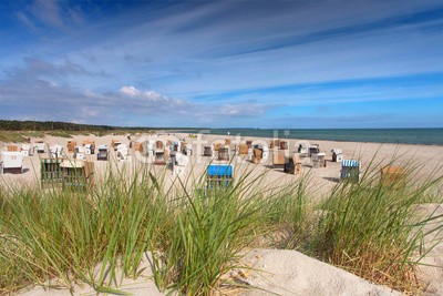 Jenny Sturm, Strandkörbe hinter den Dünen - Ostsee (strandkorb, sanddünen, ostsee, licht, küste, meer, stranden, sommer, urlaub, abschalten, badewannen, blau, sanddünen, erholung, erholen, urlaub, halbinsel, himmel, holz, insel, natur, ozean, reisen, schatten, seebad, sonne, strandkorb, tourismus, wasse)