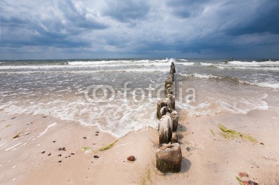 Jenny Sturm, Wellengang (meer, ostsee, sand, stranden, urlaub, wasser, welle, brandung, spätsommer, herbst, wetter, wellenbrecher, deutsch, dunkel, einsamkeit, energie, erholung, europa, urlaub, fernweh, erholung, himmel, horizont, küste, norden, nordsee, reise, ruhe, sand, se)