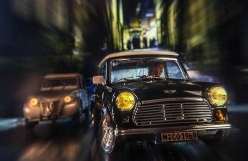 Jean-Loup  Debionne, Cars in action - Austin Mini (Autos, Oldtimer, Straßenszene, Nachtszene, Lichteffekte, Geschwindigkeit, Fotokunst, Wunschgröße, Wohnzimmer, Treppenhaus, bunt)