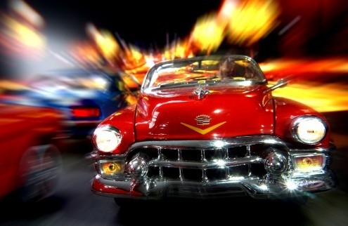 Jean-Loup  Debionne, Cars in action - Cadillac rot (Autos, Oldtimer, Straßenszene, Nachtszene, Lichteffekte, Geschwindigkeit, Fotokunst, Wunschgröße, Wohnzimmer, Treppenhaus, bunt)