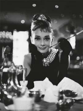 John Kobal Found, Audrey Heburn Breakfast Dish (Persönlichkeiten, Audrey Hepburn, Schauspielerin, Eleganz, Zigarettenspitze, Frühstückstisch, Fotografie, Film, Jugenszimmer, Wohnzimmer, Bistro, Fotografie schwarz/weiß)