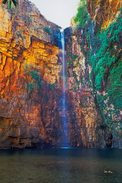 John Xiong, Emma Gorge (Photokunst, Wunschgröße, Landschaften, Wasserfall, Felsen, Klippe, Australien, Wohnzimmer, Treppenhaus, bunt)