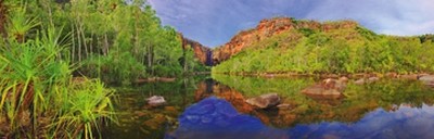 John Xiong, Jim Jim Falls (Photokunst, Wunschgröße, Landschaften, Wald, Hügel, See, Spiegelung, Wohnzimmer, Treppenhaus, bunt)