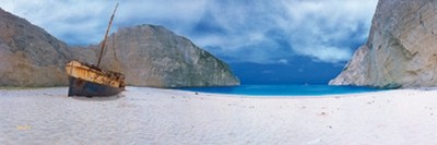 John Xiong, Shipwreck Beach I (Meeresbrise, Strand, Sand, Traumstrand, Wrack, Schiff,  maritim, Hügel, Photografie, Wunschgröße, Badezimmer, Treppenhaus, bunt)