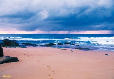 John Xiong, To the beach (Meeresbrise, Strand, Sand, Fußspuren, Wolken, Wellen, Gischt, maritim, Horizont, Photokunst, Wunschgröße, Badezimmer, Treppenhaus, bunt)