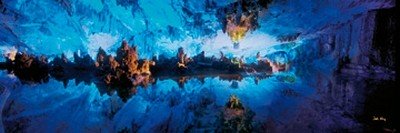 John Xiong, Cave Melody (Felsen, Höhle, unterirdisch, mystisch, See, Spiegelungen, Photokunst, Wunschgröße, Wohnzimmer, bunt)