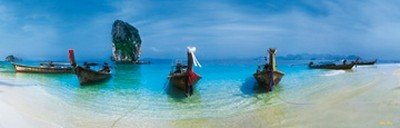 John Xiong, Days in Krabi (Meeresbrise, Strand, Sand, Thailand, Boote, Traumstrand, maritim, Horizont, Photokunst, Wunschgröße, Badezimmer, Treppenhaus, blau)