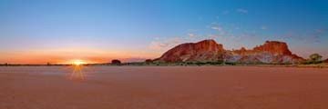 John Xiong, Rainbow Valley Sunrise (Photokunst, Wunschgröße, Landschaften, Sandsteinklippen, Sand, Felsen, Nationalpark, Australien,  Wohnzimmer)