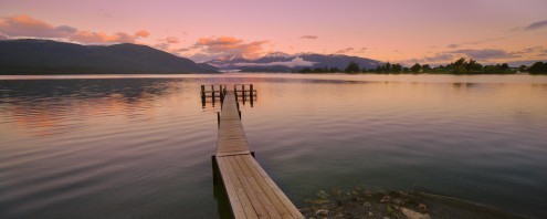 John Xiong, Lake Te Anan (Photokunst, Wunschgröße, See Anau, Neuseeland, Landschaften, Steg, Stille, Ruhe, Berge, Wohnzimmer, Treppenhaus, bunt)