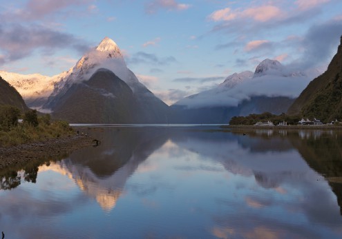 John Xiong, Milford Sound (Photokunst, Wunschgröße,  Landschaften, Berge, Fjord, Neuseeland, See, Spiegelungen, Ruhe, Stille, Wohnzimmer, Treppenhaus, bunt)