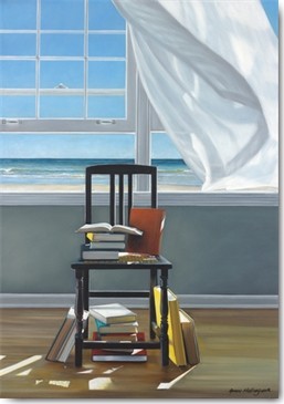 Karen Hollingsworth, Beach Scholar (Wunschgröße, Malerei, Modern, Fotorealismus, Meeresbrise, Meer, Fenster, Stuhl, Bücher, Vorhang, Gardine, wehende Gardine, Sonnenlicht, Lichtflecken, Aussicht, Wohnzimmer, Schlafzimmer, bunt)