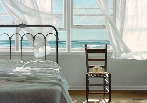 Karen Hollingsworth, The Dream of Water (Fotorealismus, Meeresbrise, Meer, Fenster, Stuhl, Bett, Strohhut, Vorhang, Gardine, wehende Gardine, Sonnenlicht, Lichtflecken, Aussicht, Wohnzimmer, Schlafzimmer, Wunschgröße, Malerei, Modern, bunt)