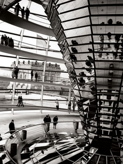 Karl-Heinz Rothenberger, Fernsicht (Reichstagsgebäude, Berlin, Fassade, Glasfassade, moderne Architektur, Kuppel, modern, Besucher, Spiegelungen, Wohnzimmer, Büro, Treppenhaus, Fotokunst, Wunschgröße, schwarz/weiß)